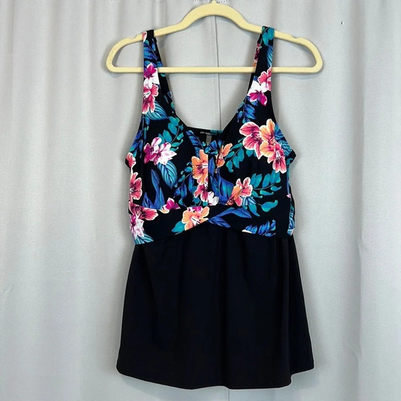 NWT Land’sEnd Black Hibiscus Floral Adjustable Strap V-Neck Tankini Swimsuit Top - Picture 1 of 9